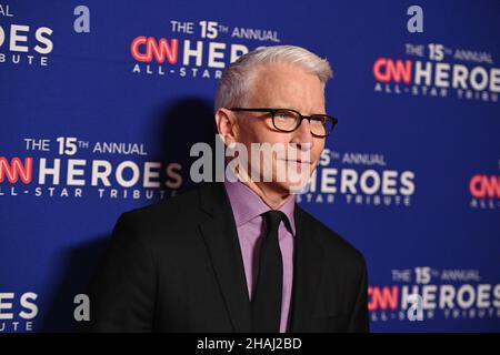 Anderson Cooper participe à l'édition 15th de CNN Heroes: All-Star Tribute au American Museum of Natural History le 12 décembre 2021 à New York. Banque D'Images