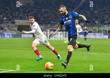 Milan, Italie.12th décembre 2021.Marcelo Brozovic (77) d'Inter vu pendant la série Un match entre Inter et Cagliari à Giuseppe Meazza à Milan.(Crédit photo : Gonzales photo/Alamy Live News Banque D'Images