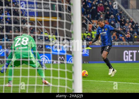 Milan, Italie.12th décembre 2021.Denzel Dumfries (2) d'Inter vu pendant la série Un match entre Inter et Cagliari à Giuseppe Meazza à Milan.(Crédit photo : Gonzales photo/Alamy Live News Banque D'Images