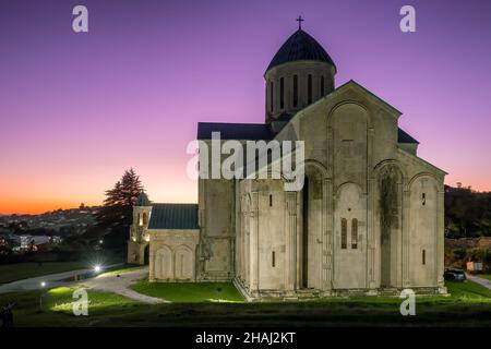 Cathédrale de Bagrati à Kutaisi au crépuscule, Géorgie Banque D'Images