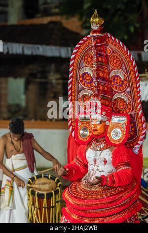 L'artiste Théyyam se présente pendant le festival du temple à Payyanur, Kerala, Inde. Banque D'Images