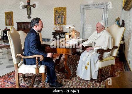 Vatican, Vatican.13th décembre 2021.Italie, Rome, Vatican, 2021/12/13.Le Pape François reçoit M. Xavier Espot Zamora, Chef du Gouvernement d'Andorre, et ses disciples au Vatican.Photo par Vatican Media/Catholic Press PhotoRESTRICTED À L'USAGE ÉDITORIAL - PAS DE MARKETING - PAS DE CAMPAGNES PUBLICITAIRES.Crédit : Agence photo indépendante/Alamy Live News Banque D'Images