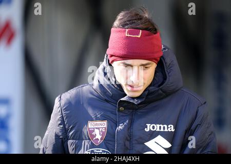 Daniele Baselli, du FC Torino, se penche sur la série Un match entre le FC Torino et le FC Bologna au Stadio Olimpico le 12 décembre 2021 à Turin, Italie. Banque D'Images