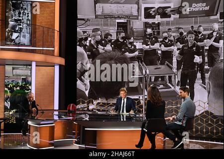 Animateur français Laurent Delahousse avec Jean Todt (fra), Président de la FIA, Romain Grosjean ancien pilote de F1, Marion Jolles-Grosjean pendant le salon TV français 20h30 le Dimanche le 12 décembre 2021 à Paris France - photo Eric Vargiolu / DPPI Banque D'Images