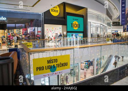 Le centre de vaccination contre le covid-19 dans le centre commercial Westfield Chodov, Prague, République tchèque, 13 décembre 2021.(CTK photo/Libor Sojka) Banque D'Images