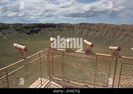 Télescopes sur la terrasse d'observation du Meteor Crater près de Winslow, dans le nord de l'Arizona, aux États-Unis.Le bord du cratère montre une roche de grès surtournée et superposée dans le Banque D'Images