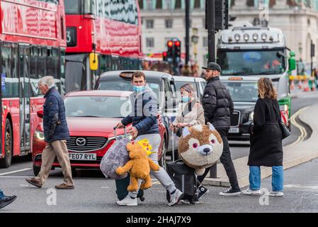 Londres, Royaume-Uni.13th décembre 2021.Visiteurs avec des jouets géants qui feront des cadeaux de noël parfaits pour les enfants.Crédit : Guy Bell/Alay Live News Banque D'Images