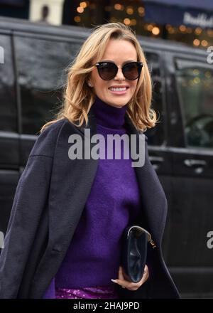 Londres, Royaume-Uni.13th décembre 2021.Amanda Holden vu aux studios de radio Global à Londres.(Photo par James Warren/SOPA Images/Sipa USA) crédit: SIPA USA/Alay Live News Banque D'Images