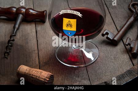 DÉGUSTATION de vins DE Bourgogne français ALOXE CORTON situation dans une cave avec verre de Grand cru Aloxe-Corton vin de Bourgogne rouge et liège Côte d'Or Bourgogne France Banque D'Images