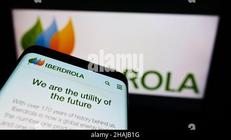 Téléphone mobile avec page web de la société espagnole d'électricité Iberdrola S.A. à l'écran devant le logo.Faites la mise au point dans le coin supérieur gauche de l'écran du téléphone. Banque D'Images