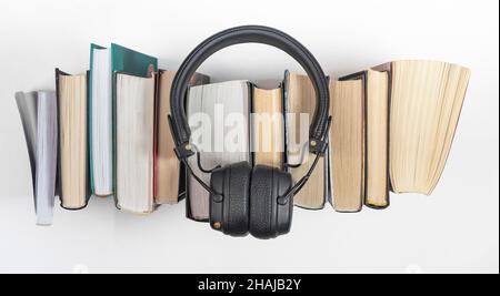 Livres audio avec casque, vue du dessus.Concept de lecture de livres audio. Banque D'Images