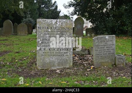 La tombe de Robert et Berta Kuczynski dans le cimetière St Andrew, dans le village de Great Rollright, dans le nord de l'Oxfordshire. Les Kuczynskis étaient les parents Banque D'Images