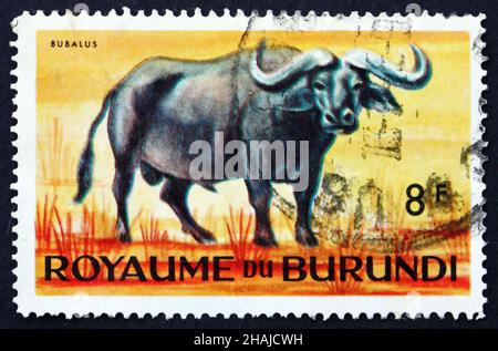 BURUNDI - VERS 1964 : un timbre imprimé au Burundi montre Cape Buffalo, Buffalo africain, Syncerus caffer, grand bovin africain, vers 1964 Banque D'Images