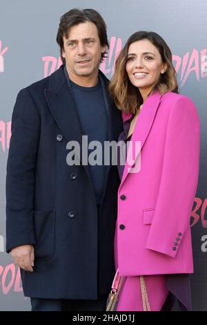 Rome, Italie.13th décembre 2021.Davide Devenuto et Serena Rossi assistent à la séance photo du film Diabolik au Space Cinema Moderno.Crédit : SOPA Images Limited/Alamy Live News Banque D'Images