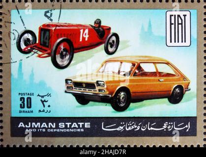 AJMAN - VERS 1972: Un timbre imprimé dans l'Ajman montre Fiat, Cars puis et maintenant, vers 1972