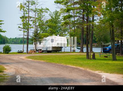 ALPENA MI - 18th JUILLET : route menant à un campeur stationné dans un parc pour véhicules de camping au bord de l'eau Banque D'Images