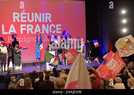 Ana María 'Anne' Hidalgo Aleu prononce un discours sur scène lors d'une réunion à Perpignan.Anne Hidalgo, la candidate socialiste française à la présidence, a réitéré son appel à l'unification de ses rivaux de gauche, en disant que la gauche risquait de s'effondrer au milieu de l'ascension alarmante de l'extrême-droite.En prenant la scène, elle a appelé les autres candidats de gauche à ne pas diviser le vote : « réveillez-vous, voyez le danger qui nous est confronté ».Les électeurs français se sont sentis « désespérés et angoissés » à l’idée que la gauche était noyée dans le débat politique, a-t-elle déclaré. Banque D'Images