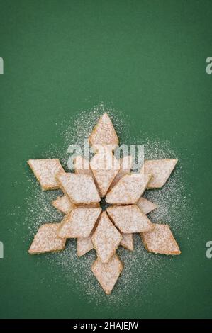 Gâteau à la vanille blanc neige en forme de neige Banque D'Images