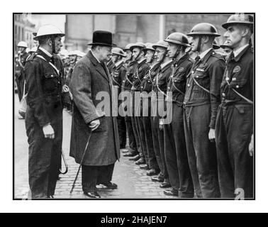 WW2 UK British Propaganda image le Premier ministre britannique, M. Winston Churchill, inspecte les membres des gardes du ARP de Coventry à Broadgate lors d'une visite à Coventry.26th septembre 1941.Deuxième Guerre mondiale le but principal des gardes de sécurité de l'ARP était de patrouiller les rues pendant les périodes d'interdiction et de s'assurer qu'aucune lumière n'était visible.Si une lumière était visible, le gardien alertait la personne/les personnes responsables en criant quelque chose comme « mettre cette lumière dehors ! »Ou « couvrez cette fenêtre ! ».Un service essentiel pendant la séance éclair Banque D'Images