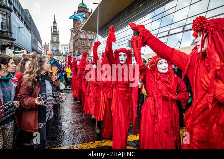 Brigade de la Rebel rouge.Journée mondiale d'action pour la justice climatique COP26 Glasgow, Écosse, Royaume-Uni.100 000 personnes ont manifesté le 6th novembre 2021 dans le cadre des pourparlers sur le changement climatique. Banque D'Images