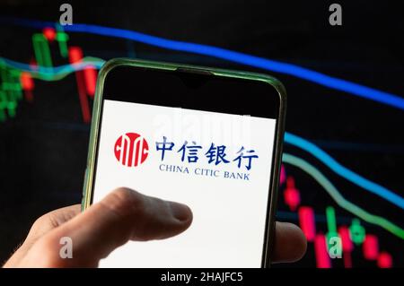 Chine.09th décembre 2021.Dans cette illustration, le logo de la société chinoise multinationale de services bancaires et financiers China Citic Bank est affiché sur un smartphone avec un graphique d'indice boursier économique en arrière-plan.(Photo de Budrul Chukrut/SOPA Images/Sipa USA) crédit: SIPA USA/Alay Live News Banque D'Images