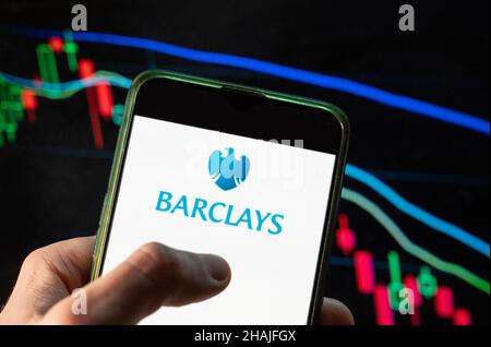 Chine.09th décembre 2021.Dans cette illustration, le logo de la banque d'investissement multinationale britannique et de la société de services financiers Barclays est affiché sur un smartphone avec un graphique d'indice boursier économique en arrière-plan.(Photo de Budrul Chukrut/SOPA Images/Sipa USA) crédit: SIPA USA/Alay Live News Banque D'Images