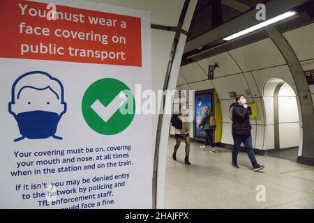 Londres, Royaume-Uni, 13 décembre 2021 : à la station de métro London Bridge, la plupart des passagers obéissent aux panneaux qui rappellent à tout le monde que les masques faciaux sont désormais obligatoires dans les transports publics, sauf exemption médicale.La fréquentation des principales stations a diminué de 20 % par rapport à la semaine précédente depuis que le gouvernement a donné l'ordre de travailler de chez lui là où c'était possible.Anna Watson/Alay Live News Banque D'Images