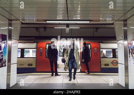 Londres, Royaume-Uni, 13 décembre 2021 : à la station de métro London Bridge, la plupart des passagers obéissent aux panneaux qui rappellent à tout le monde que les masques faciaux sont désormais obligatoires dans les transports publics, sauf exemption médicale.La fréquentation des principales stations a diminué de 20 % par rapport à la semaine précédente depuis que le gouvernement a donné l'ordre de travailler de chez lui là où c'était possible.Anna Watson/Alay Live News Banque D'Images