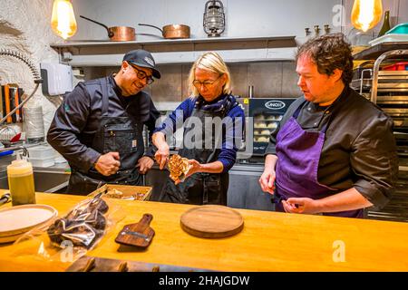 Pétoncles frais assaisonnés de sel de mer, de poivre noir et d'huile d'olive et de truffes noires fraîchement rasées.Réduite à ces quelques ingrédients, la saveur de la truffe noire sort très bien.Aups, France Banque D'Images