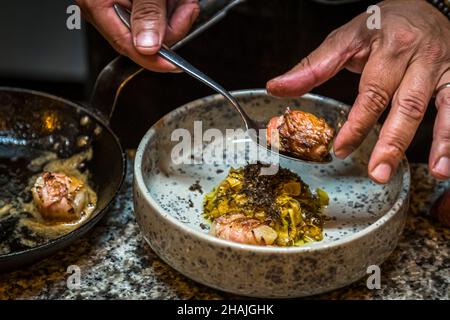 Pétoncles frais assaisonnés de sel de mer, de poivre noir et d'huile d'olive et de truffes noires fraîchement rasées.Réduite à ces quelques ingrédients, la saveur de la truffe noire sort très bien.Aups, France Banque D'Images