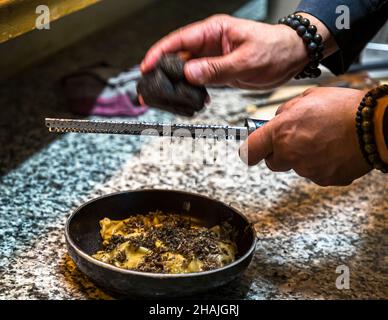 Raviolis de foie d'oie à la truffe dans les Oups, France Banque D'Images