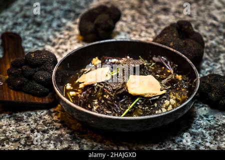 Raviolis de foie d'oie à la truffe dans les Oups, France Banque D'Images