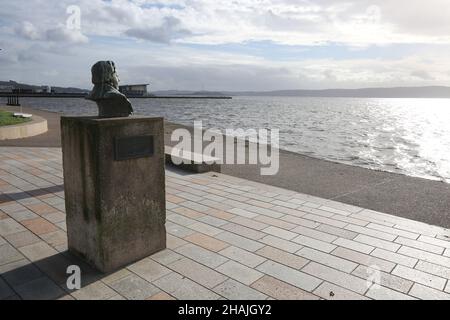 Helensburgh, Argyll, Écosse.Le buste de l'inventeur de la télévision John Logie Baird, né le 13 août 1888 dans la ville Banque D'Images