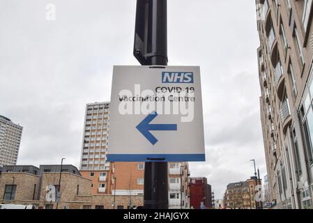 Londres, Royaume-Uni.13th décembre 2021.Le signe du centre de vaccination NHS COVID-19 est visible à Islington.Le gouvernement britannique exhorte toutes les personnes admissibles à recevoir un vaccin de rappel alors que la variante Omicron du coronavirus se propage.(Image de crédit : © Vuk Valcic/SOPA Images via ZUMA Press Wire) Banque D'Images