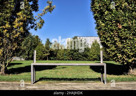 Banc sans dossier dans un parc par temps clair Banque D'Images