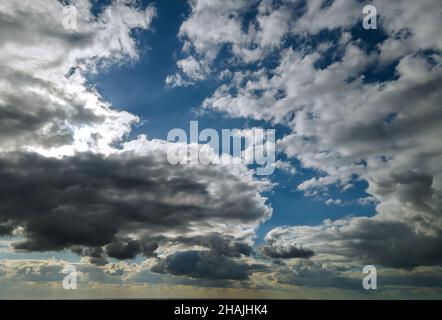 Cumulus de nuages blancs flottant sur la composition naturelle de la lumière du ciel Banque D'Images