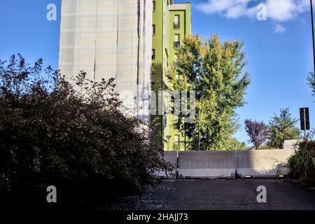 Passage bloqué dans un quartier résidentiel avec un bâtiment en cours d'entretien en toile de fond par temps clair Banque D'Images