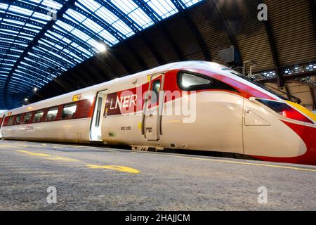 LNER Azuma train express à la gare de York à la plate-forme. london North Eastern Railway.Night Time Banque D'Images