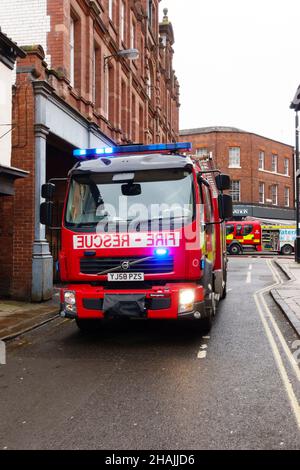 Des pompiers et des appareils électroménagers assistent à un incident au restaurant Akbars, sur la rue George Hudson, dans le centre-ville de York.13 décembre 2021. Banque D'Images