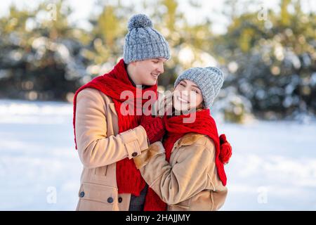 Homme et femme aimant appréciant le week-end dans la forêt d'hiver Banque D'Images