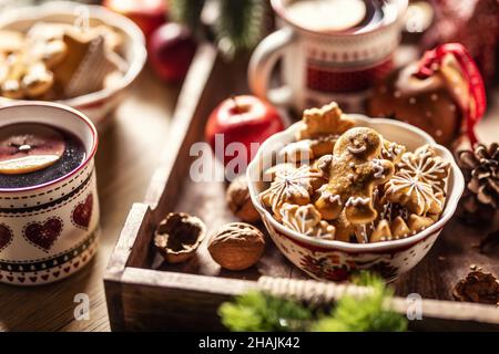 Un bol rempli de pain d'épice de Noël et de punch chaud. Banque D'Images