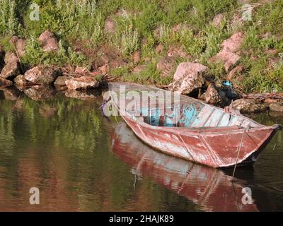 Vieille barque avec peinture abîmé, mais clairement encore utilisée.La peinture bleue et brune s'est partiellement éteinte.Ce type de bateaux est utilisé sur le Nil Banque D'Images