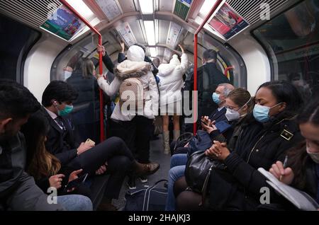 Les navetteurs sur une ligne centrale en direction de l'est de train souterrain à 17:54 dans la soirée heure de pointe, où de nouvelles restrictions sont en vigueur pour ralentir la propagation de la variante Omicron du coronavirus.Date de la photo: Lundi 13 décembre 2021. Banque D'Images