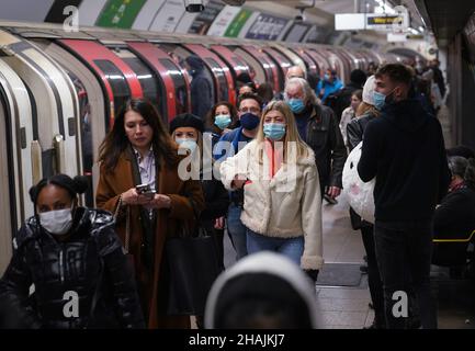 Les navetteurs sur la plate-forme de Central Line vers l'est à la station de métro Oxford Circus à 17:51, à l'heure de pointe du soir, où de nouvelles restrictions sont en vigueur pour ralentir la propagation de la variante Omicron du coronavirus.Date de la photo: Lundi 13 décembre 2021. Banque D'Images