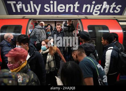 Les navetteurs sur la plate-forme de Central Line vers l'est à la station de métro Oxford Circus à 17:48, à l'heure de pointe du soir, où de nouvelles restrictions sont en vigueur pour ralentir la propagation de la variante Omicron du coronavirus.Date de la photo: Lundi 13 décembre 2021. Banque D'Images