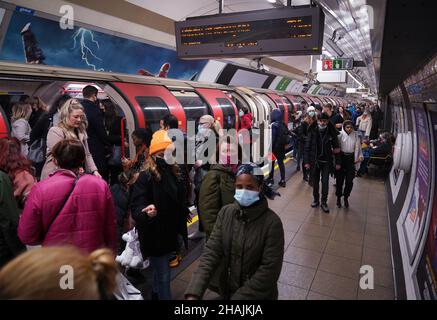 Les navetteurs sur la plate-forme de Central Line vers l'est à la station de métro Oxford Circus à 17:51, à l'heure de pointe du soir, où de nouvelles restrictions sont en vigueur pour ralentir la propagation de la variante Omicron du coronavirus.Date de la photo: Lundi 13 décembre 2021. Banque D'Images