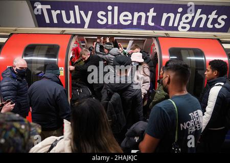 Les navetteurs sur la plate-forme de Central Line vers l'est à la station de métro Oxford Circus à 17:48, à l'heure de pointe du soir, où de nouvelles restrictions sont en vigueur pour ralentir la propagation de la variante Omicron du coronavirus.Date de la photo: Lundi 13 décembre 2021. Banque D'Images