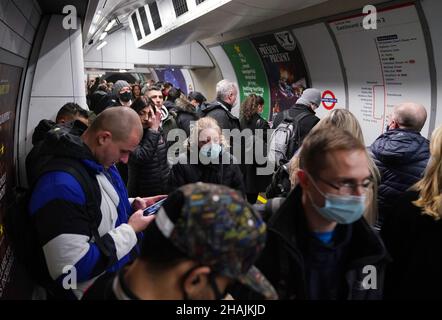 Les navetteurs sur la plate-forme de Central Line vers l'est à la station de métro Oxford Circus à 17:48, à l'heure de pointe du soir, où de nouvelles restrictions sont en vigueur pour ralentir la propagation de la variante Omicron du coronavirus.Date de la photo: Lundi 13 décembre 2021. Banque D'Images