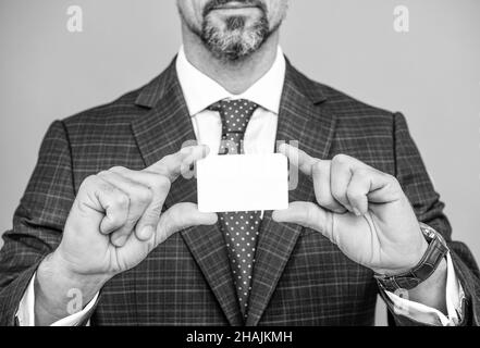 Pour maintenir l'introduction formelle. Carte de visite dans les mains des hommes. Introduction formelle. Contacts Banque D'Images