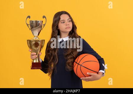 célébrez la victoire. gagner le jeu. prix de réalisation sportive. jeune fille avec ballon de basket-ball Banque D'Images